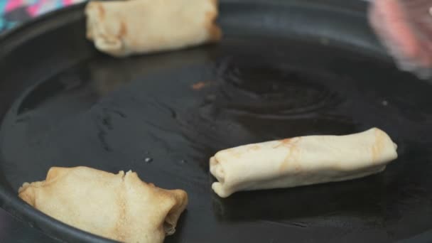 Panquecas recheadas fritas russas com carne. Fechar — Vídeo de Stock