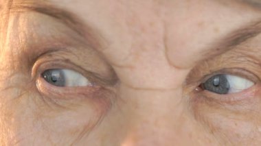 Yaşlı kadının yüzü yorgun ifade ile yüz