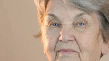 Eski bir gülümseyen kadın portresi