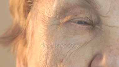 Yaşlı kadının yüzü rahatsız edici bir görünüm ile karşı karşıya.