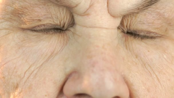 Old womans face with disturbing look of face — Stock Video