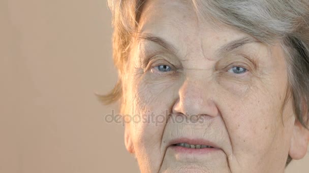 Retrato de uma mulher idosa de 80 anos — Vídeo de Stock