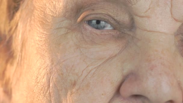 Yaşlı açılış ve kapanış gözler kadın — Stok video