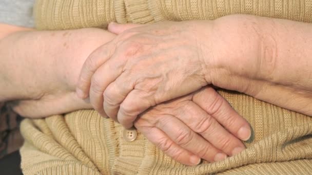 Рука старухи с ослабленной кожей — стоковое видео