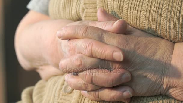 Las viejas manos arrugadas de la mujer — Vídeos de Stock