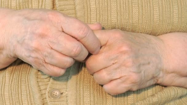 Velha mulher faz massagens de suas mãos — Vídeo de Stock