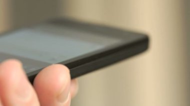 Karısı bir cep telefonu kullanarak mesaj Sms dostum