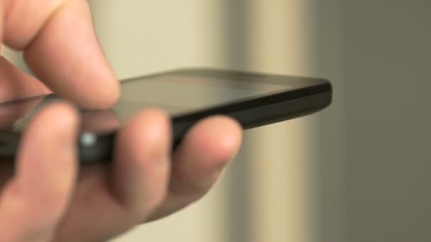 Мужчина отправляет смс своей жене с мобильного телефона — стоковое видео