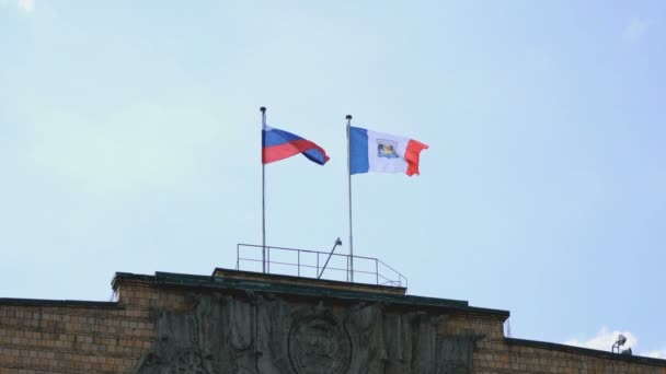 Fahnen Russlands und Welikij Nowgorods im Himmel schwenkend — Stockvideo