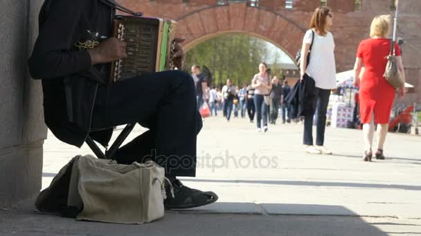Hombre adulto bronceado toca el acordeón al aire libre — Vídeo de stock