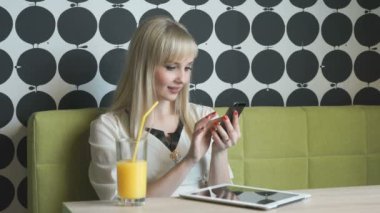 Genç öğrenci kız portakal suyu içme