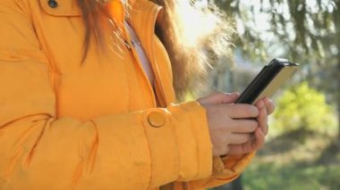 Bir cep telefonu tutan çekici kız