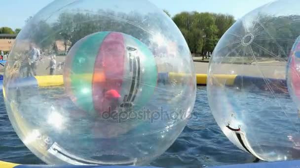 Pequena menina solhas dentro de grande bola inflável — Vídeo de Stock