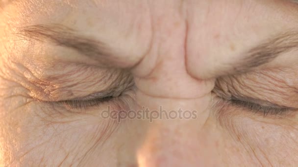 Vieilles femmes visage avec l'expression fatiguée du visage — Video