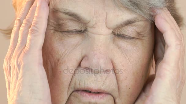 Пожилая женщина в возрасте 80 лет страдает от головной боли — стоковое видео