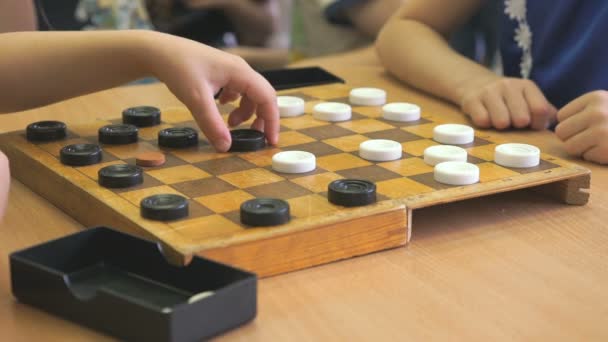 Children play checkers at a kindergarten. Close-up — Stock Video