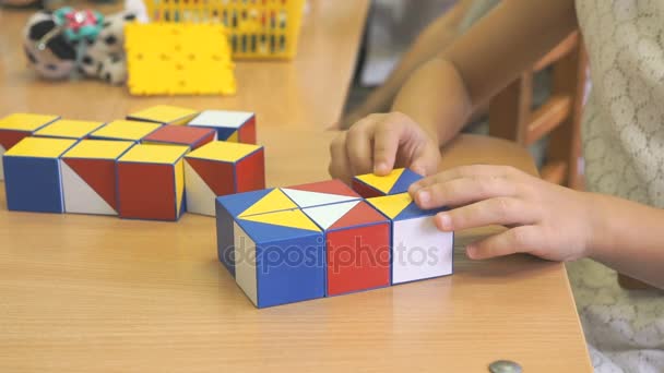 Enfant recueillant un motif à l'aide de cubes colorés — Video