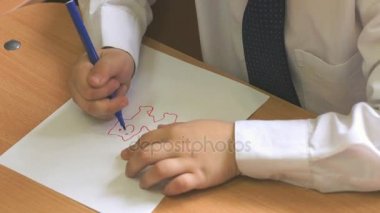 Çocuk bir keçeli kalem ile resmi çizer. Yakın çekim