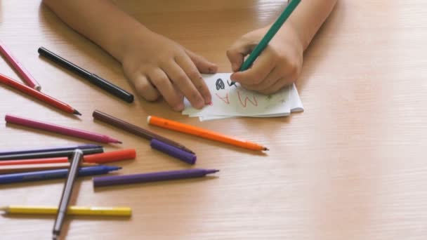 Kind tekent de afbeelding met de vilt pennen — Stockvideo