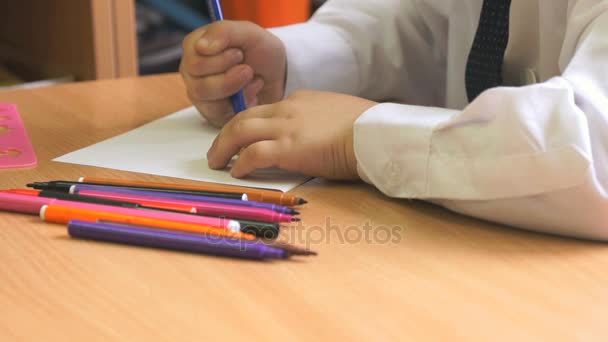 Niño pequeño dibuja el cuadro usando los bolígrafos de fieltro — Vídeos de Stock