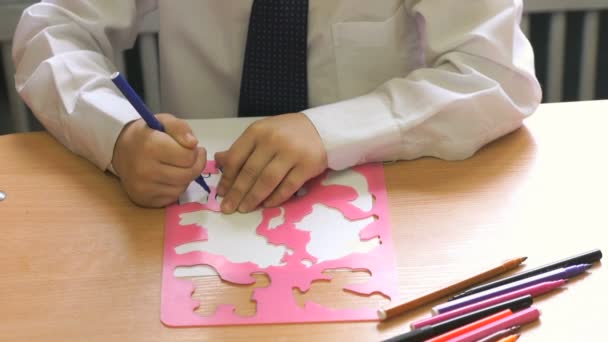 Adolescent dessine l'image à l'aide des stylos en feutre — Video