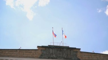 Gökyüzünde Rusya ve Velikiy Novgorod bayrakları sallayarak