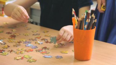 Çocuklar bulmacalar toplama fikri oyna