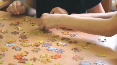 İki okul öncesi kız bulmacalar toplama bir oyna