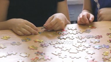 Çocuklar bulmacalar toplama fikri oyna