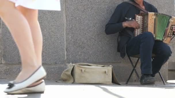 검게 남자 60 세 야외 아코디언 연주 — 비디오