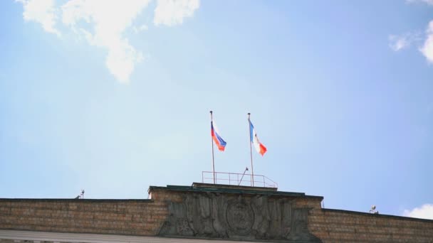 Ondeando banderas de Rusia y Velikiy Novgorod en el cielo — Vídeos de Stock