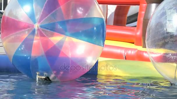 Grandes bolas infláveis flutuando na piscina — Vídeo de Stock