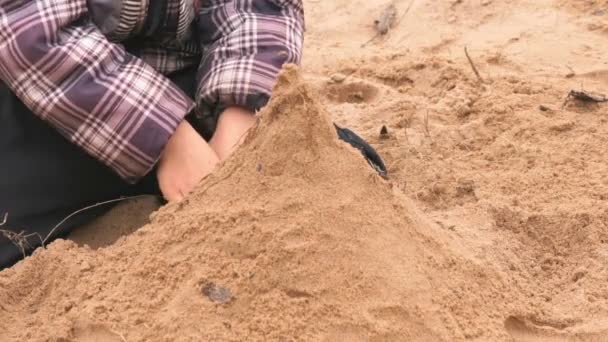 Hände eines kleinen Jungen, der mit Sand spielt — Stockvideo