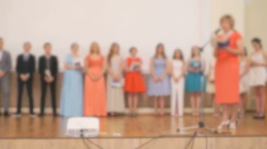 Sertifikaları öğrencilere sunumunu