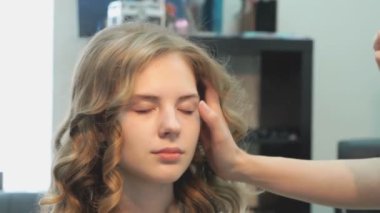 Profesyonel kuaför saç modeli için yapar