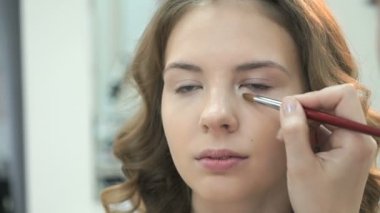 Güzel gelin bir profesyonel makyaj alır