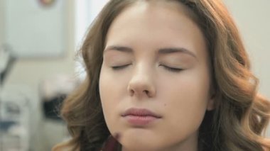 Kahverengi saçlı gelin için profesyonel makyaj