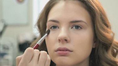 Güzel kız için profesyonel makyaj yapma