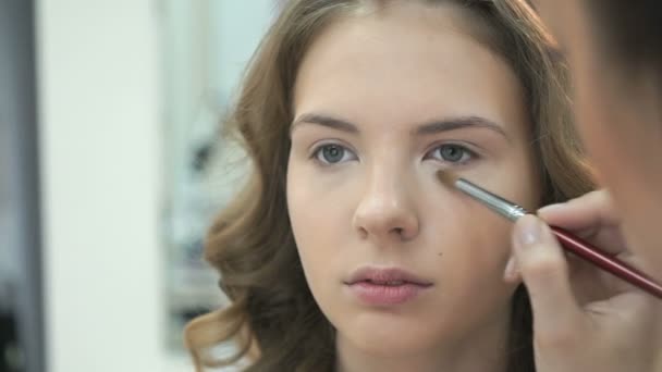Make-up für schöne Braut im Schönheitssalon — Stockvideo