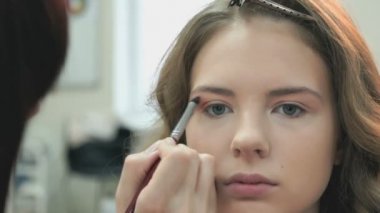 Güzel gelin bir profesyonel makyaj alır