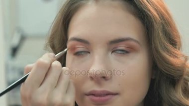 Kahverengi saçlı modeli için profesyonel makyaj