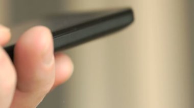 İş için bir akıllı telefon kullanarak iş adamı