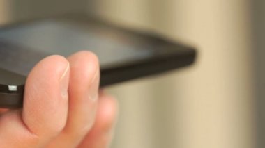 Adam eminder smartphone kullanarak kredi hakkında yazma