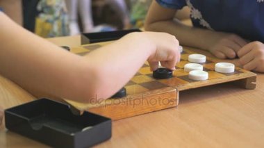 Küçük kızlar Garden'da dama oynarken