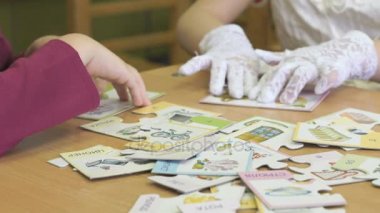 Çocuklar bulmacalar toplama fikri oyna