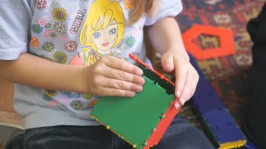 Küçük kız bahçede Tasarımcısı toplar