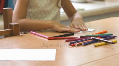 Genç Keçeli Kalemler kullanarak resim çizer