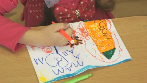 O miúdo desenha a imagem usando as canetas de feltro. Close-up — Vídeo de Stock