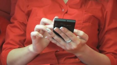 Eller kadın siyah smartphone kullanarak. Yakın çekim