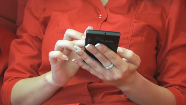 Γυναίκα τα χέρια χρησιμοποιώντας μαύρο smartphone. Κοντινό πλάνο — Αρχείο Βίντεο